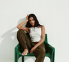 Versátil e moderna, a calça verde-azeitona combina perfeitamente com camisas brancas, regatas minimalistas e sandálias sofisticadas. Até o fechamento desta matéria, o preço era de R$ 169,90 no site da H&M