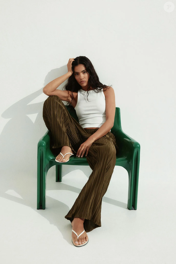 Versátil e moderna, a calça verde-azeitona combina perfeitamente com camisas brancas, regatas minimalistas e sandálias sofisticadas. Até o fechamento desta matéria, o preço era de R$ 169,90 no site da H&M