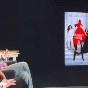 Ao lado de Anne Hathaway e Meryl Streep, Sasha Meneghel chamou atenção durante a divulgação de O Diabo Veste Prada 2. A presença da brasileira no evento reforça sua inserção no cenário internacional da moda