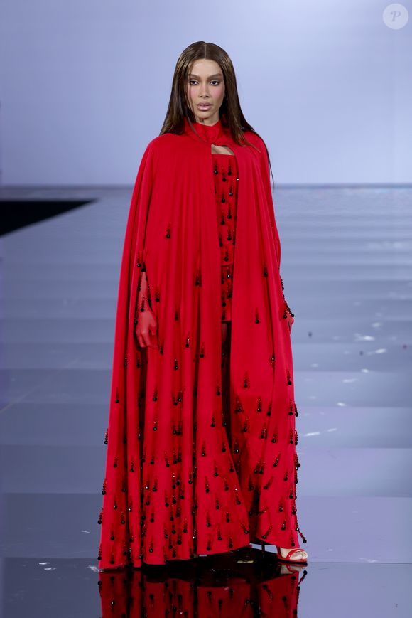 Moda e música se encontraram em uma apresentação que reforçou a potência da artista no cenário internacional.