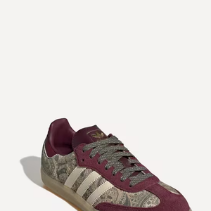 Até o fechamento desta matéria, o Tênis Samba OG x Liberty London estava disponível por R$ 1.659 no site da Farfetch