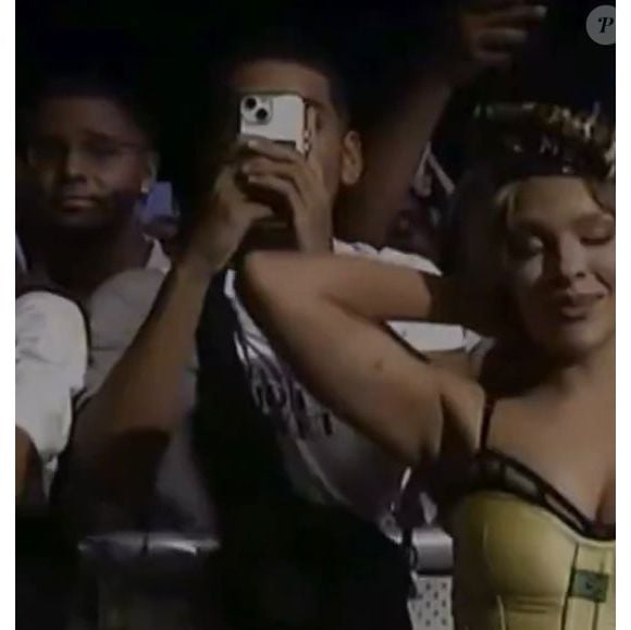 Sabrina Carpenter escolhe Luísa Sonza para momento especial no palco e vídeo viraliza