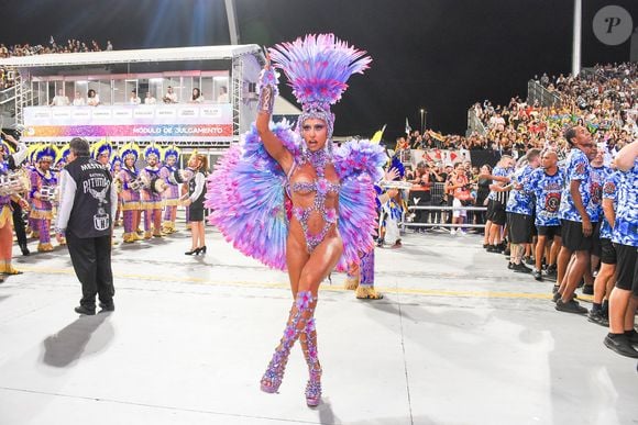 Sabrina Sato surgiu exuberante como a flor, a Protea, com fantasia de carnaval no desfile da Gaviões em 2026