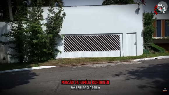 Mansão da família Richthofen hoje: jovens param diante da mansão diariamente para gravar vídeos e fazer selfies