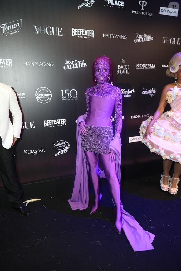 Meu Deus! A influenciadora Camila Pudim se inspirou em Doja Cat para um look coberta de cristais