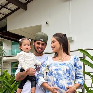 Virginia com vestido soltinho e florido na segunda gravidez