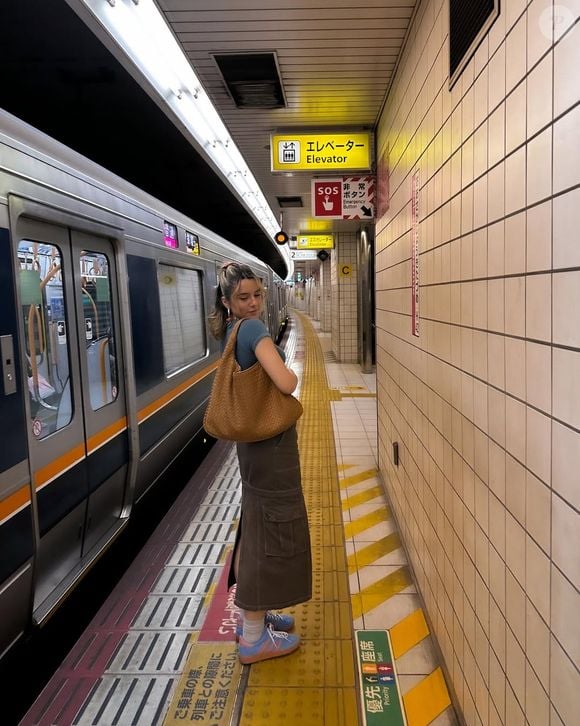 É uma cor vibrante, luminosa e muito bonita, pois ilumina e renova looks em cinza e outros tons neutros.