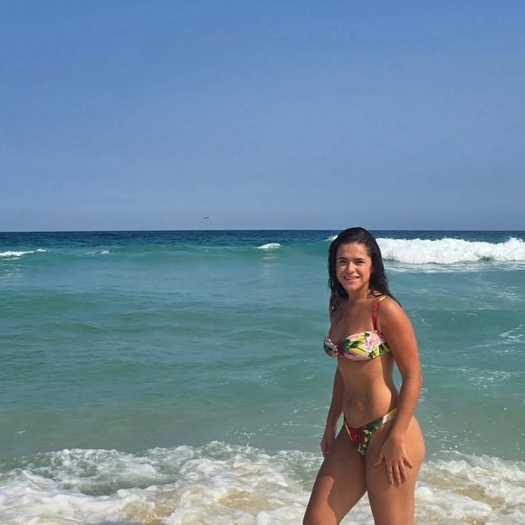 A atriz Maisa Silva publicou recentemente em seu perfil na web algumas fotos aproveitando um dia de folga pelas praias do Rio de Janeiro.