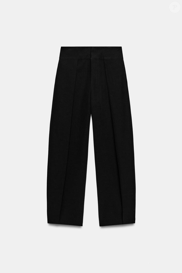 Na Zara tem um modelo de cintura alta confeccionada em fiação com 14% linho por R$ 279,00