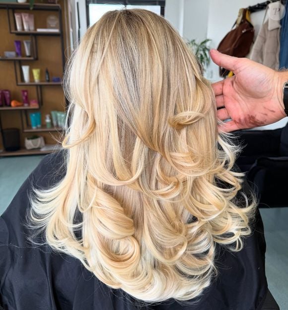 O loiro amanteigado é uma das cores de cabelo da temporada e se caracteriza por um loiro claro, quente e cremoso