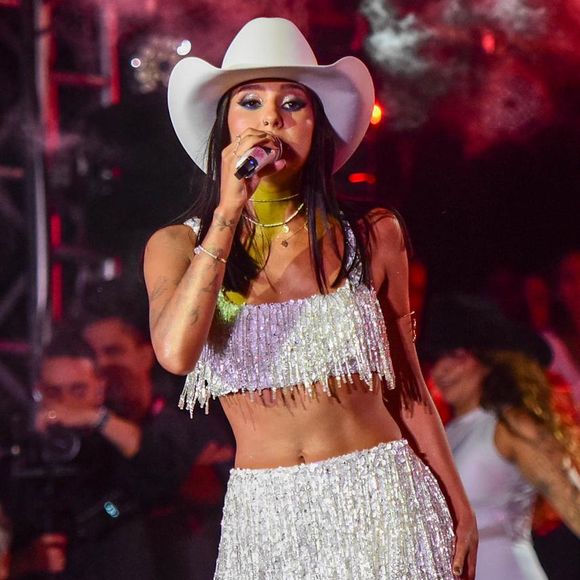 Ana Castela em look total white: em seu cruzeiro, sertaneja usou até chapéu branco