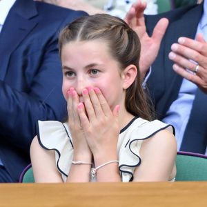Filha de Kate Middleton, Charlotte quebra padrão 'unhas de princesa' e exibe esmalte rosa chiclete pela primeira vez