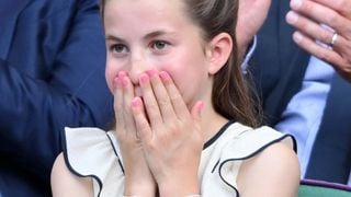 Filha de Kate Middleton, Charlotte quebra padrão 'unhas de princesa' e exibe esmalte rosa chiclete pela primeira vez