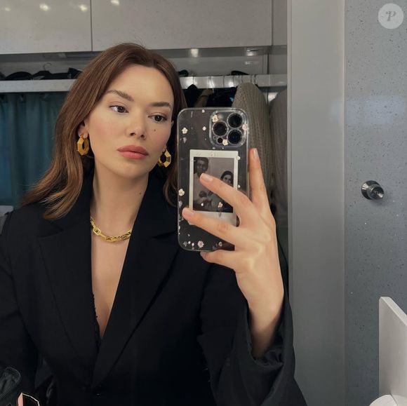 Seray Kaya, atriz turca que dá vida à Sirin, costumava usar um cabelo liso com um corte comum, mas resolveu mudar seu visual