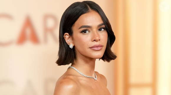 Atriz Bruna Marquezine tem olhos castanhos e usou técnica de maquiagem certeira para valorizar ainda mais o olhar.