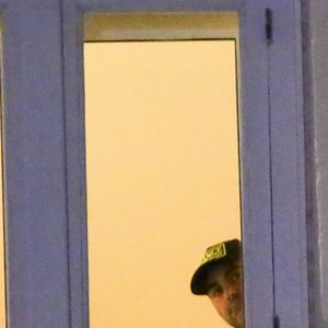 Noivo de Lady Gaga, Michael Polansky foi visto na janela do Copacabana Palace, na zona sul do Rio de Janeiro.