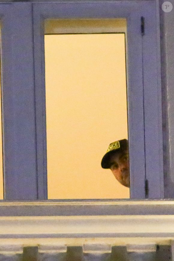 Noivo de Lady Gaga, Michael Polansky foi visto na janela do Copacabana Palace, na zona sul do Rio de Janeiro.