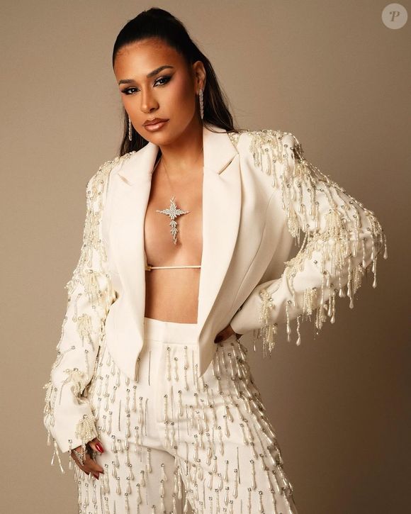Simone Mendes deixou a barriga de fora e se apresentou com um top no estilo biquíni, com um decote para lá de generoso