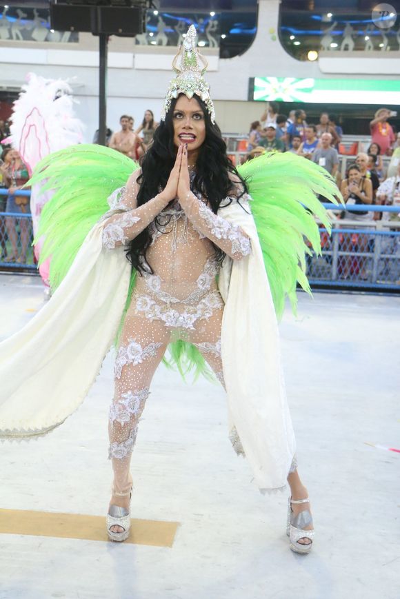 Silvero Pereira entrou na Avenida como musa da Mocidade à frente da ala da diversidade