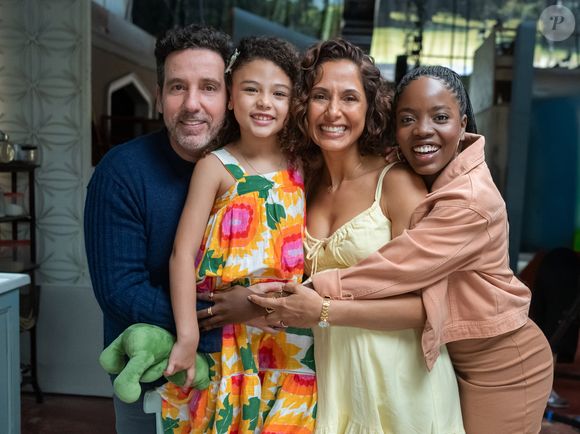 Ellen (Camila Pitanga), Sofia (Elis Cabral), Allan Fiterman e Leo (Clara Moneke) nos bastidores da novela Dona de Mim; retorno da personagem acontece em dezembro
