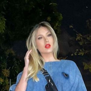 Virginia Fonseca combinou vestido jeans com tamanco