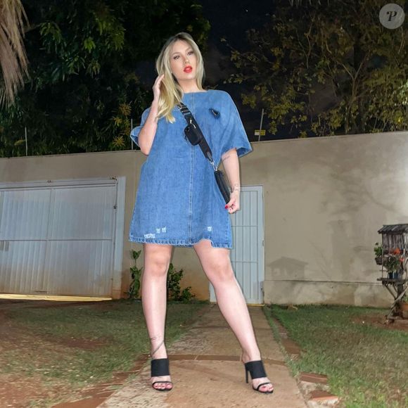 Virginia Fonseca combinou vestido jeans com tamanco