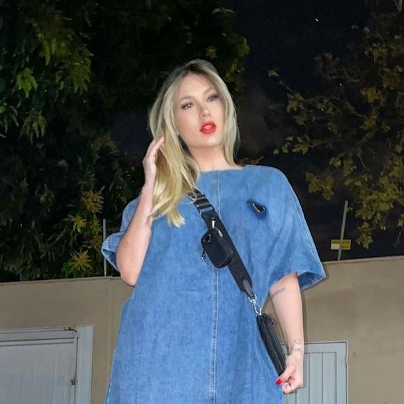 Virginia Fonseca combinou vestido jeans com tamanco