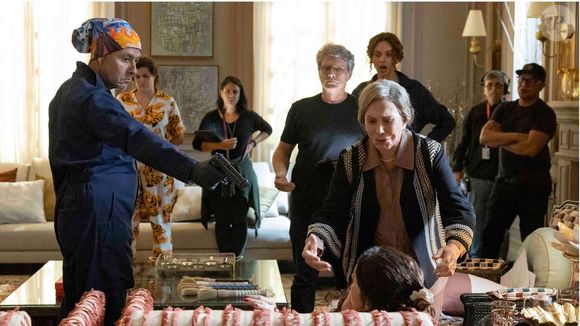 Plano para expropriar a estátua entra em ação na novela Três Graças, e Gerluce leva tapa na cara