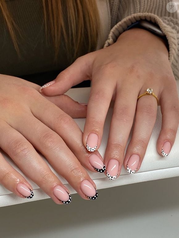 As unhas com bolinhas se destacam entre as nail arts minimalistas mais bonitas e interessantes