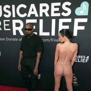 Segundo o jornal The Mirror, o rapper Kanye West pareceu falar algo ao pé do ouvido da esposa.