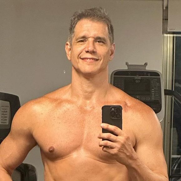 Marcio Garcia tem 56 anos em 2026
