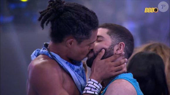 O primeiro beijo do BBB 26 aconteceu durante festa com Anitta e rendeu uma atitude inesperada da cantora, que chamou atenção do público