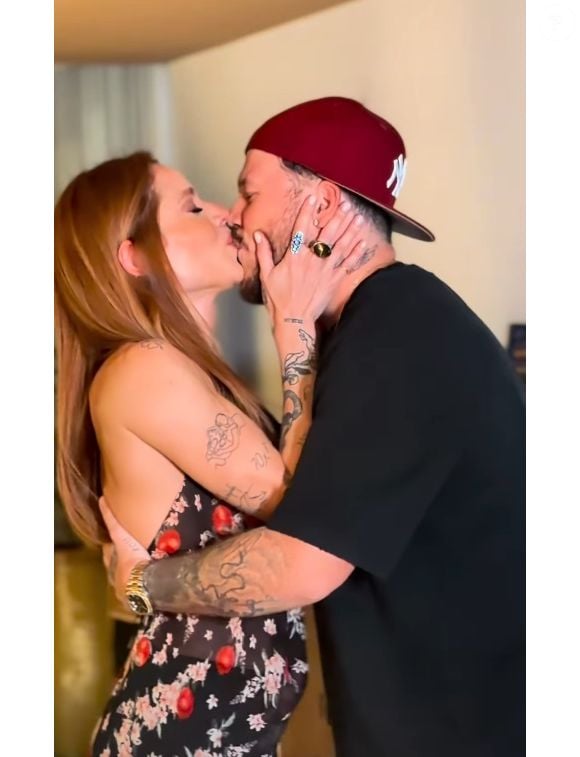 Ferrugem e Thaís Vasconcellos se beijaram após pedido de casamento do cantor