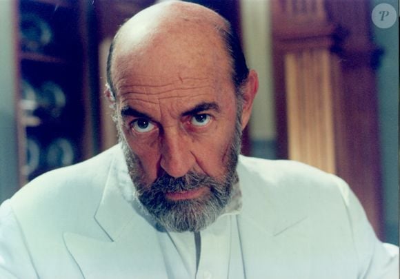 Em 2002, Raul Cortez protagonizou uma polêmica fora das novelas ao aparecer em propaganda de José Serra enquanto integrava o elenco de 'Esperança'