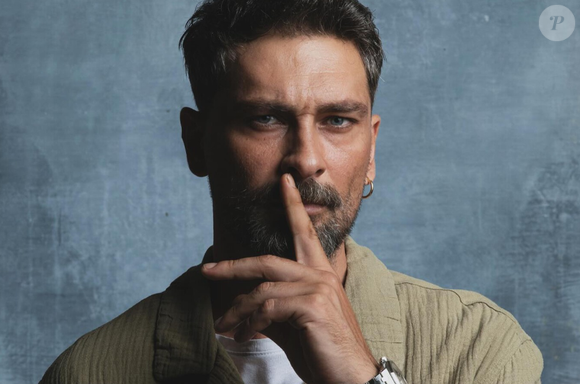 Onur Tuna: Multifacetado, o ator é também cantor (estudou música clássica turca no Conservatório da Universidade de Ege), ex-jogador de basquete e vôlei, formado em Economia, e é um dos rostos mais reconhecíveis de 'Pecado Original'.