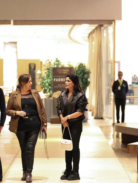 A atriz Vanessa Giácomo também investiu no casaco para look cotidiano