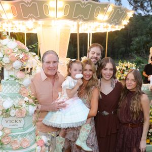Ana Paula Siebert e Roberto Justus posaram com os demais filhos do apresentador na festa