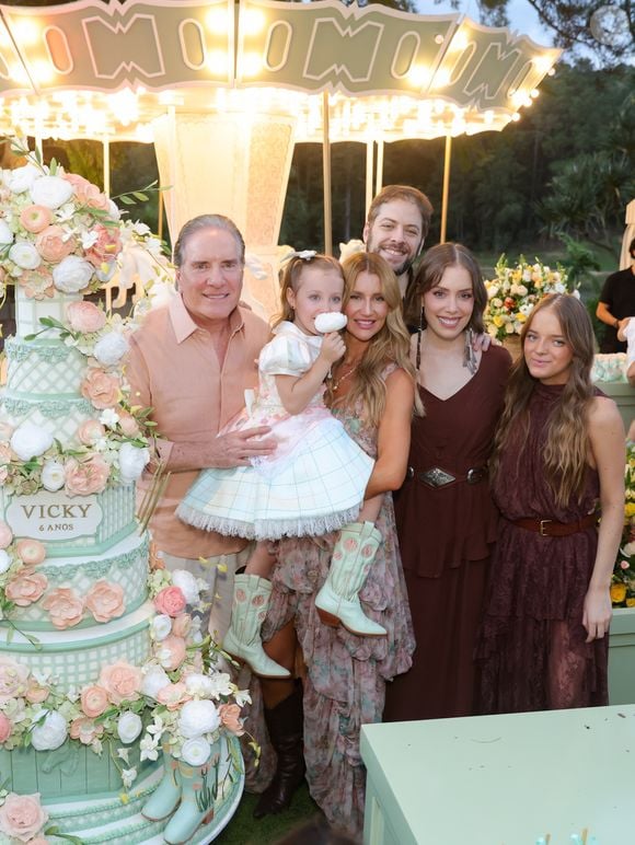 Ana Paula Siebert e Roberto Justus posaram com os demais filhos do apresentador na festa