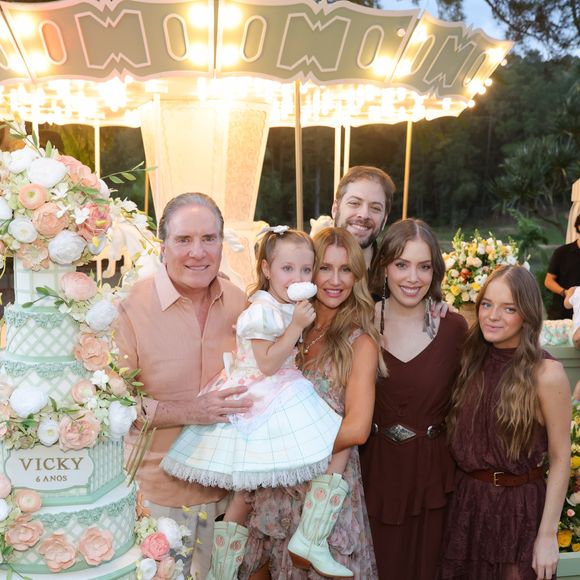 Ana Paula Siebert e Roberto Justus posaram com os demais filhos do apresentador na festa
