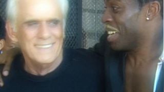 Há quase 20 anos, Francisco Cuoco 'morreu' e levou Lázaro Ramos para um baile funk no céu em 'Cobras & Lagartos'