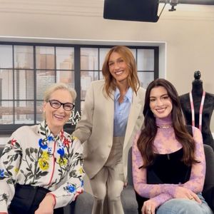 O encontro entre Sasha Meneghel, Anne Hathaway e Meryl Streep aconteceu durante a press tour do novo filme, que chega aos cinemas em 2026 trazendo uma nova fase da revista Runway