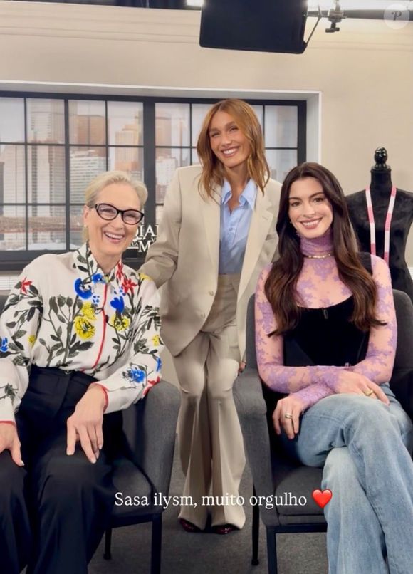 O encontro entre Sasha Meneghel, Anne Hathaway e Meryl Streep aconteceu durante a press tour do novo filme, que chega aos cinemas em 2026 trazendo uma nova fase da revista Runway