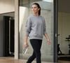 O New Balance 327 vinho pode ser usado com leggings pretas e moletom cinza, combinação que deixa o tênis como protagonista de uma produção elegante e minimalista