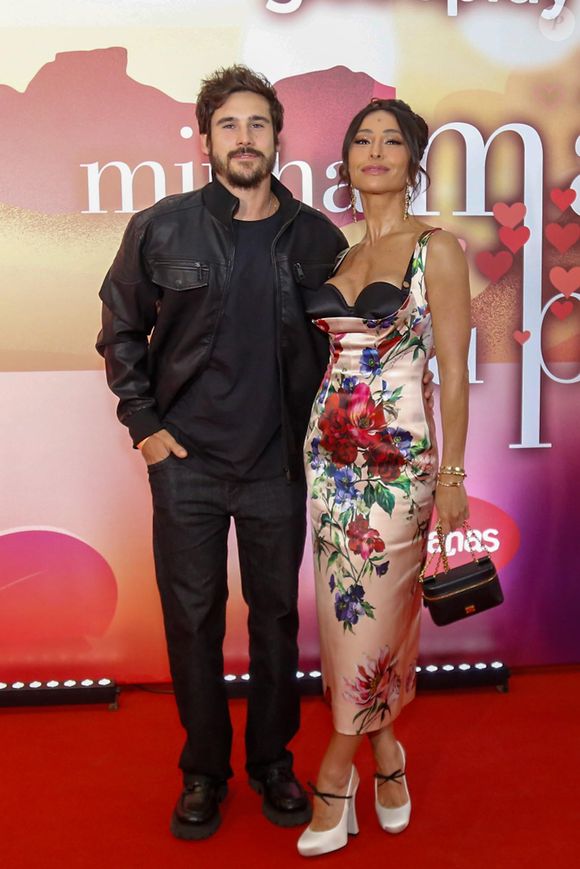 Sabrina Sato exibe look grifado ao lançar reality com Nicolas Prattes