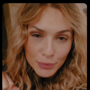 "Se você sente esses sintomas, tem que ir no neurologista fazer acompanhamento. Tomei tanto remédio que eu estou até grogue. Graças a Deus passou. Agora é um banho e cama", disse Lívia Andrade