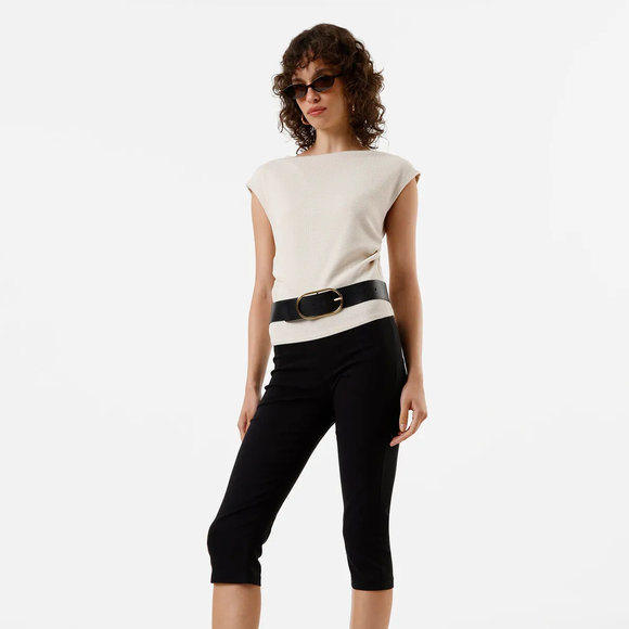 A calça capri da C&A aposta na modelagem clássica com cintura alta e viscose, perfeita para quem quer aderir à tendência eternizada por Audrey Hepburn e retomada por Beyoncé e Rihanna