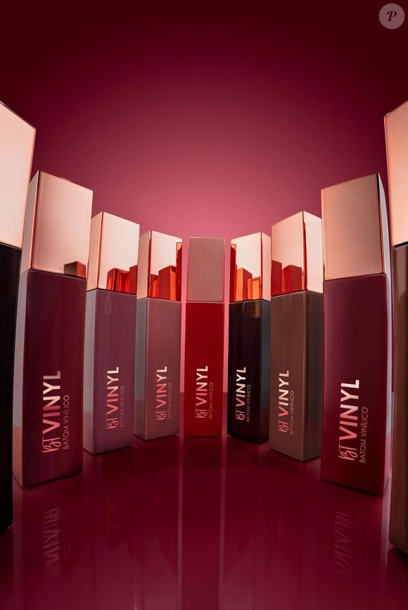 Se a ideia é um visual mais luminoso e confortável, os acabamentos vinílicos ganham destaque. O BT Vinyl, de Bruna Tavares, entrega brilho intenso e lábios com aparência mais volumosa, perfeito para quem prioriza praticidade na aplicação. Em compensação, pode exigir retoques ao longo do dia, já que fórmulas mais cremosas tendem a transferir com mais facilidade