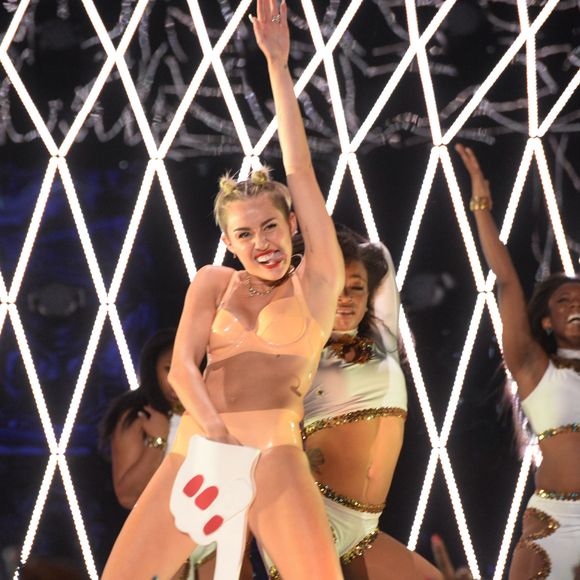 Como Britney Spears e Lindsay Lohan, Miley Cyrus tentou fugir da imagem de ídolo teen usando e abusando da sensualidade na era 'Bangerz'