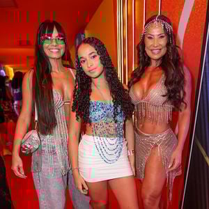 Scheila Carvalho e a filha Giulia, e a atriz Thaissa Carvalho no carnaval no Camarote Salvador