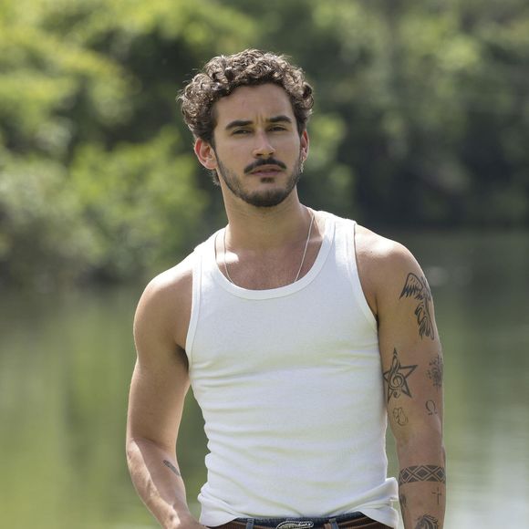 João Raul vive dias de amor com Agrado na novela Coração Acelerado